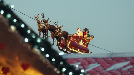 Père Noël volant sur son traîneau au-dessus du Marché de Noël de Montreux, attraction emblématique de Riviera Noël