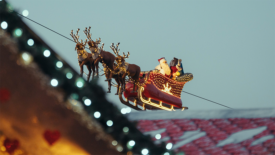 Père Noël volant sur son traîneau au-dessus du Marché de Noël de Montreux, attraction emblématique de Riviera Noël