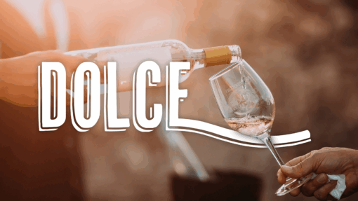 Verre de vin blanc servi lors de Dolce La Côte, événement œnotouristique en Suisse.