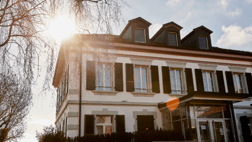 Façade de l’Hôtel Le Funi à Cossonay, hôtel de charme avec architecture traditionnelle et accueil chaleureux.
