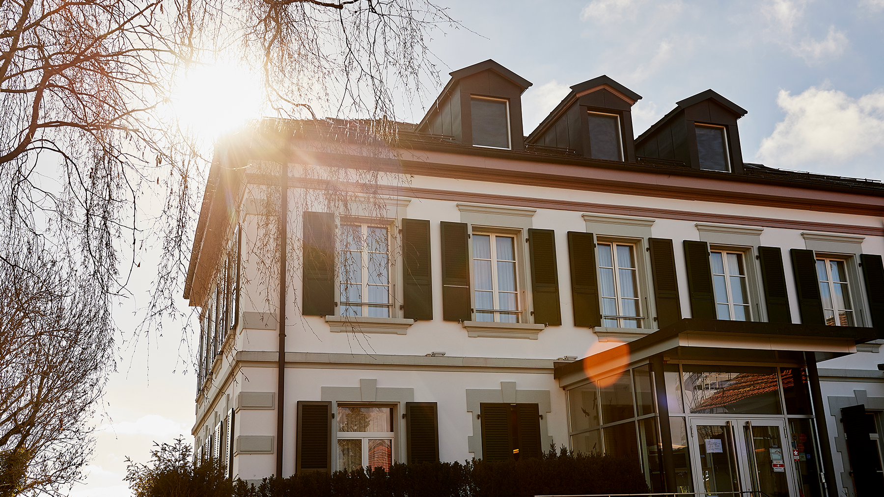 Façade de l’Hôtel Le Funi à Cossonay, hôtel de charme avec architecture traditionnelle et accueil chaleureux.