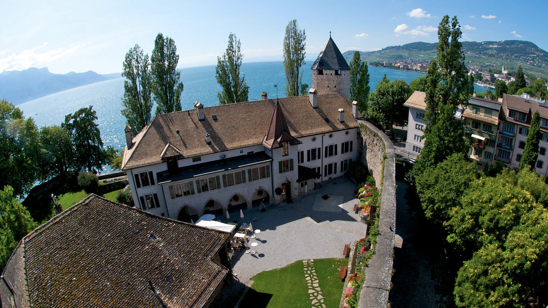 Vue aérienne du château de La Tour-de-Peilz, siège du Musée Suisse du Jeu, sur les rives du Léman