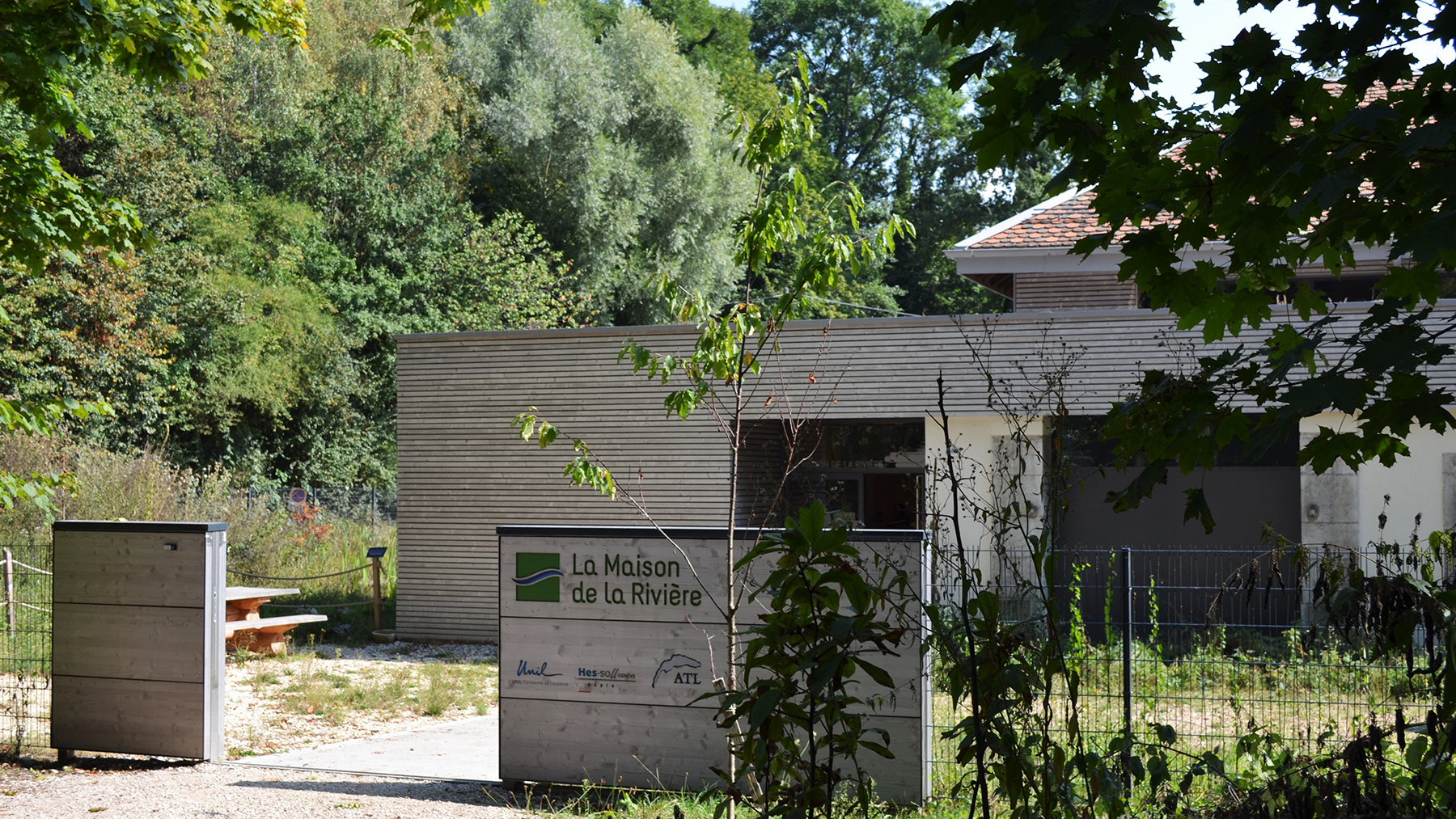 Entrée de La Maison de la Rivière à Tolochenaz, centre dédié à l’eau, la biodiversité et l’environnement.