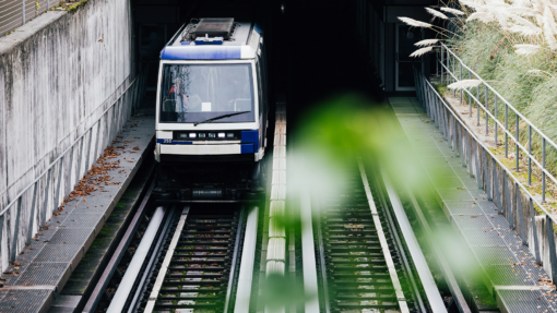 Rame du métro M2 lausannois sortant d'un tunnel sur le réseau Mobilis