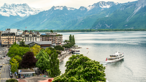 Vue sur Montreux, le lac Léman et les Dents-du-Midi, avec le Pavillon du tourisme au premier plan